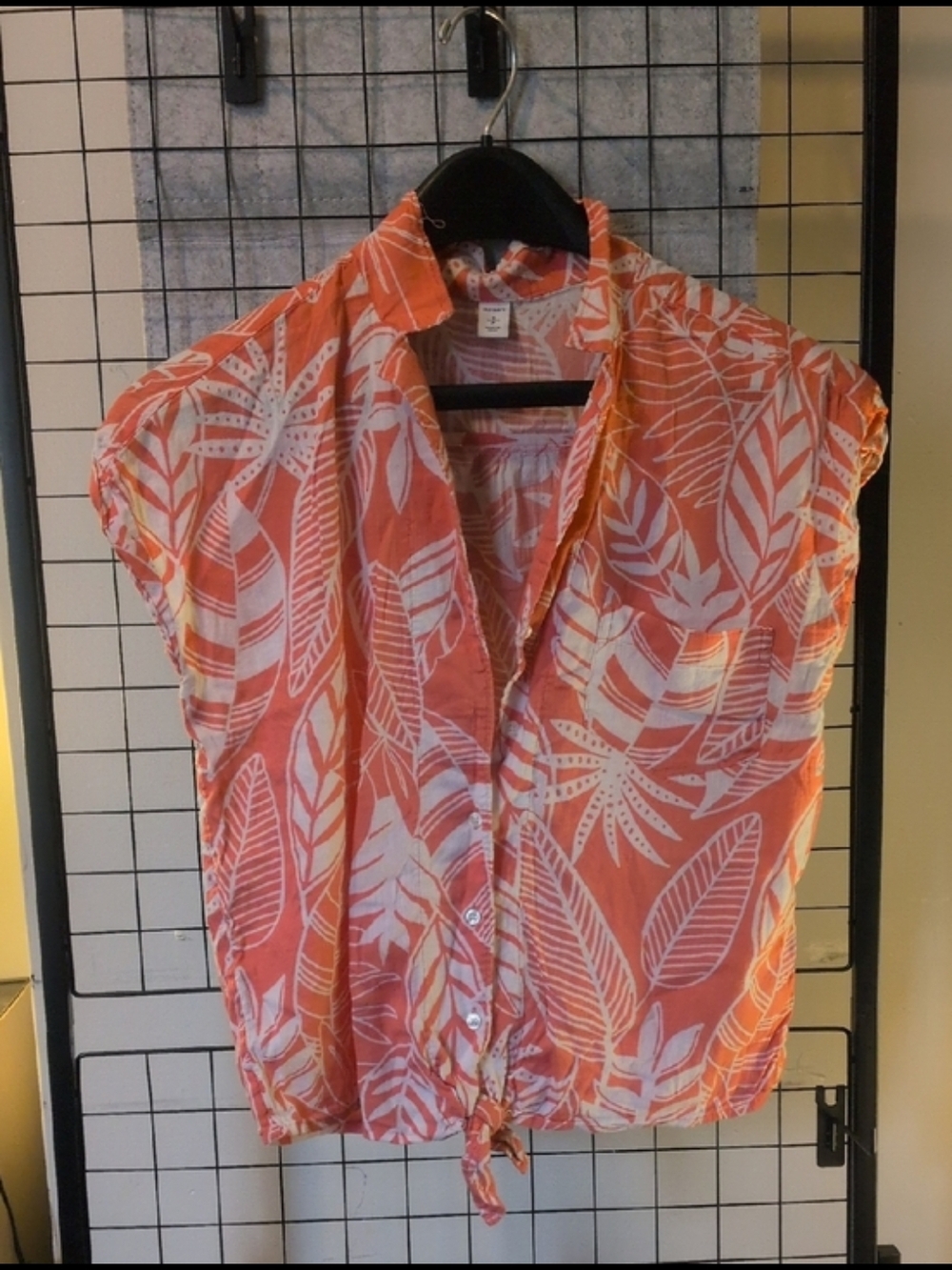 Old Navy Coral and White Leaf-Print Tie-Hem Button Down Top